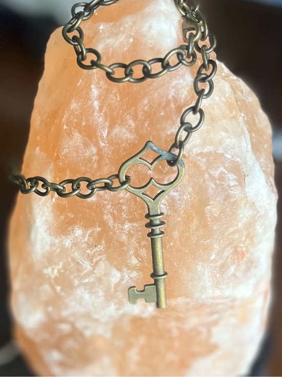Jewelry - Cute Antiqued Skeleton Key Choker